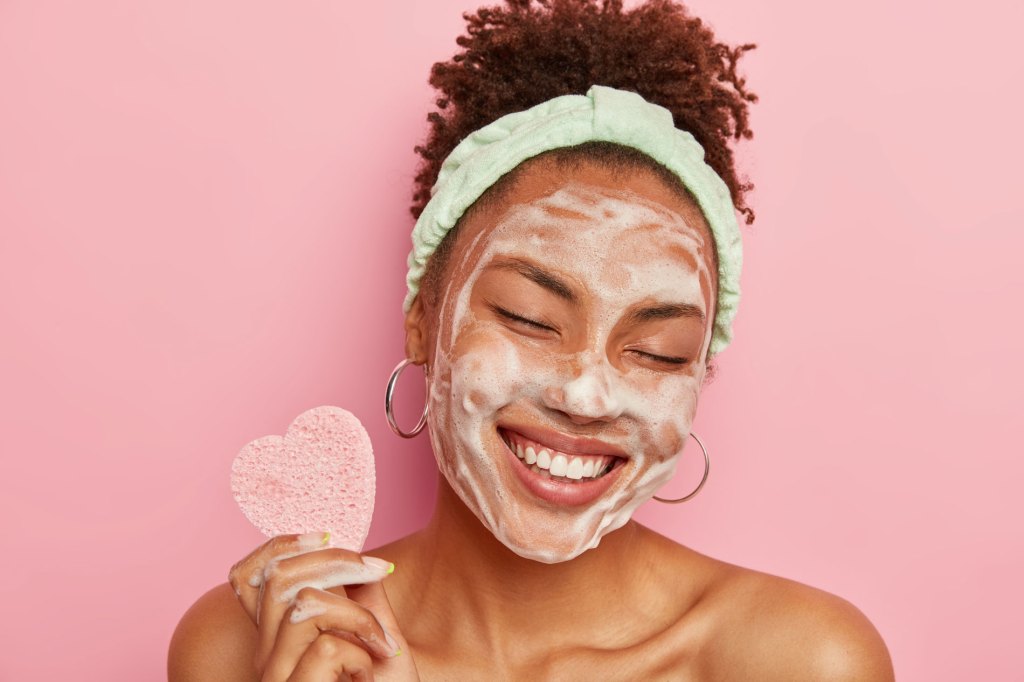 Richtig Abschminken: Die besten Profi-Tipps für die Gesichtsreinigung