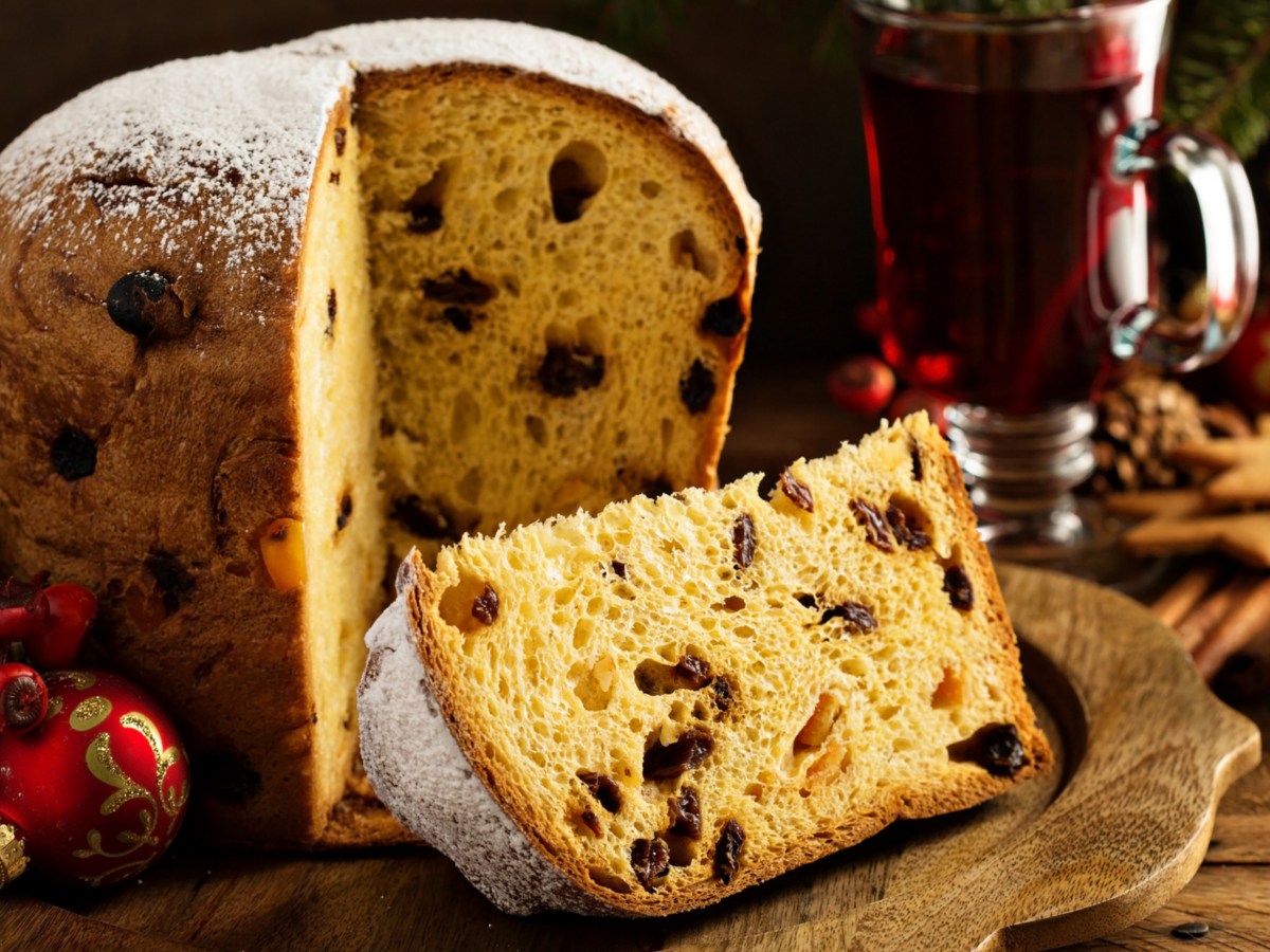 Panettone auf Holzbrett.