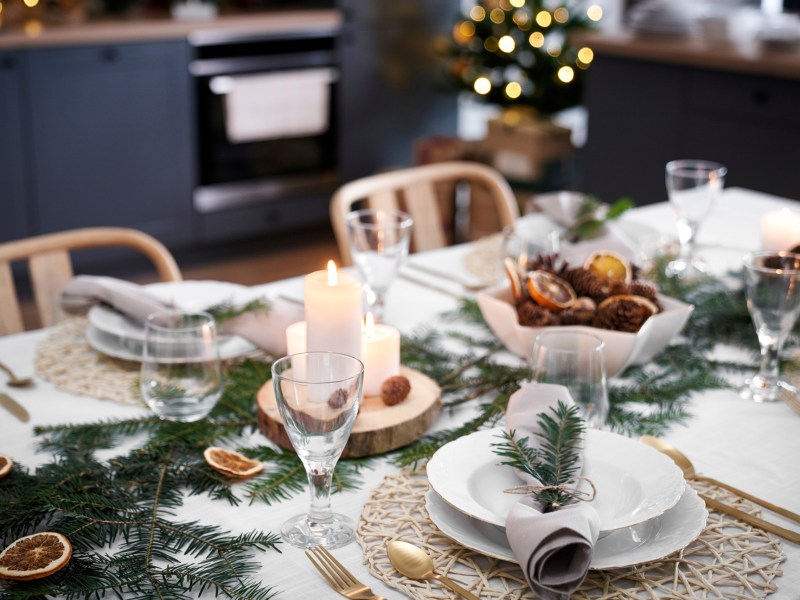 Ein Esstisch mit weihnachtlicher Dekoration