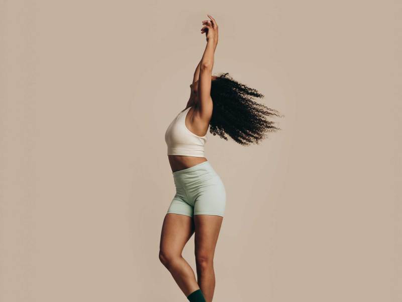 Fit junge Frau zeigt ihre Flexibilität und Balance mit einem Tanz