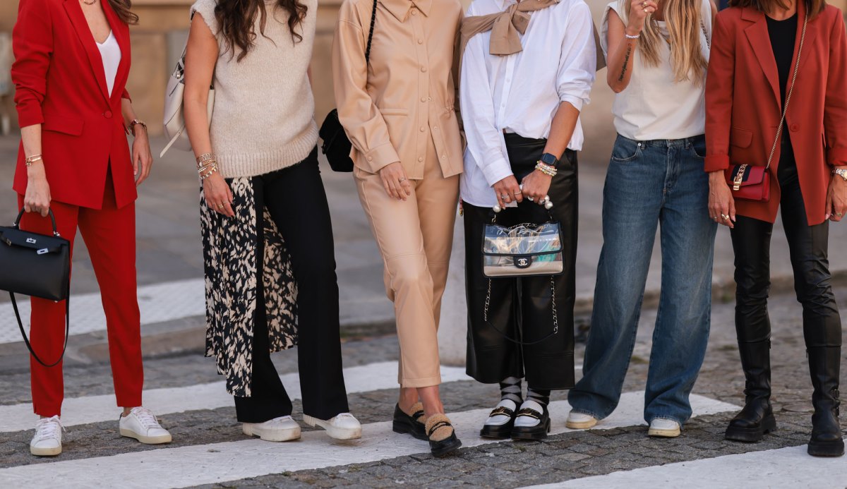 Gruppe von Frauen in Streetstyle, Unterkörper und Schuhe sichtbar