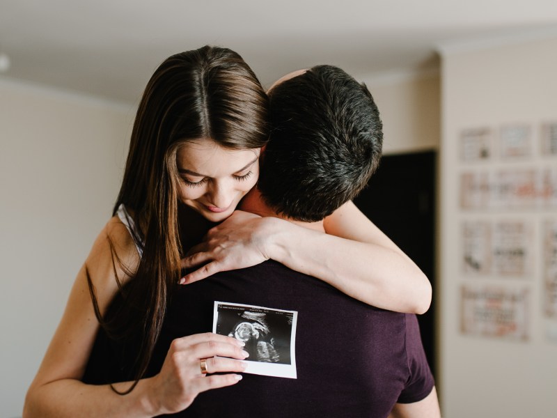 Die Chancen schwanger zu werden, belaufen sich in einem Zyklus auf wenige fruchtbare Tage. Sie zu kennen, kann also entscheidend dabei helfen, schnell schwanger zu werden.
