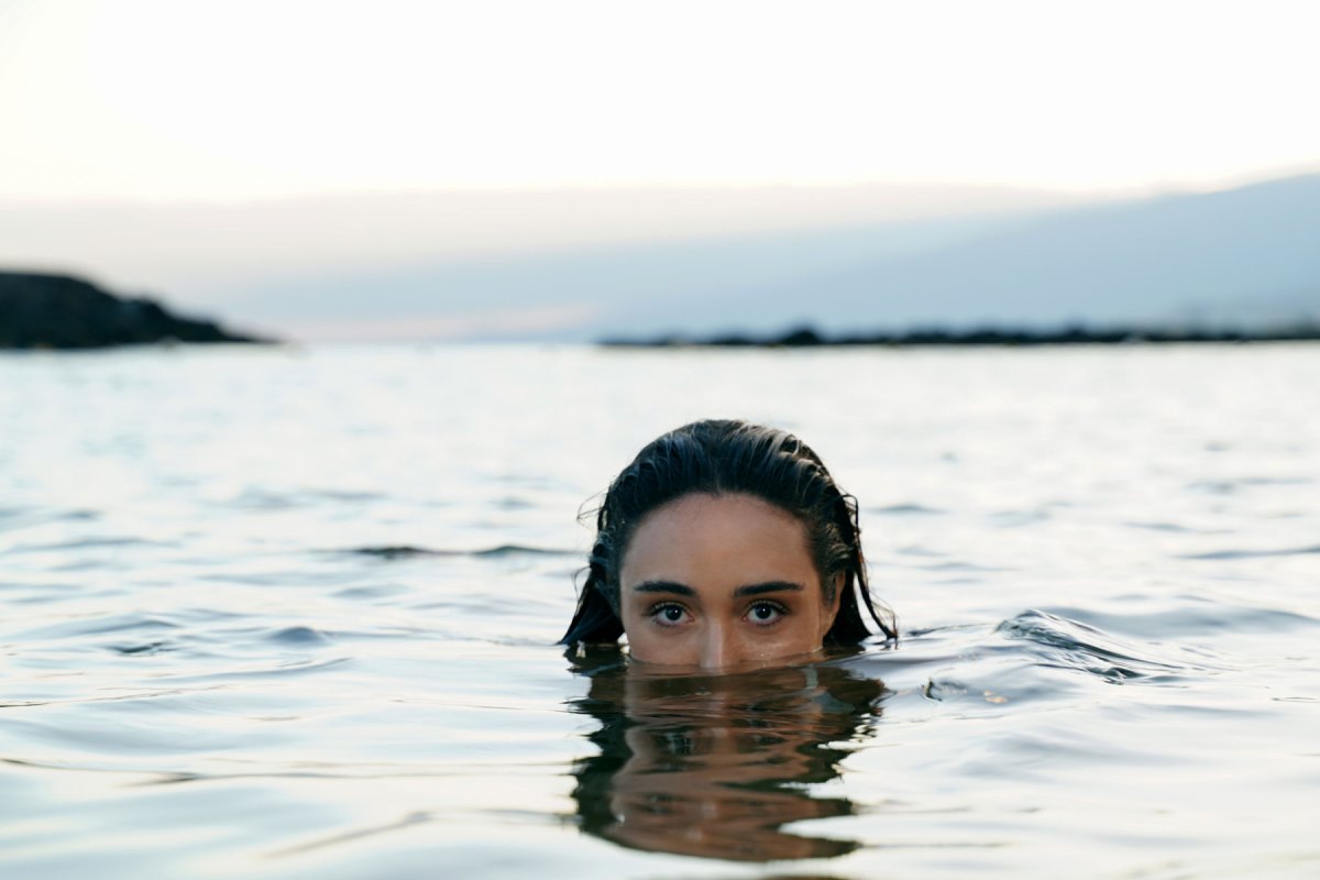 Frau schwimmt im Meer