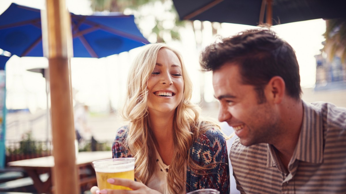 Frau und Mann trinken gemeinsam Bier auf erstem Date