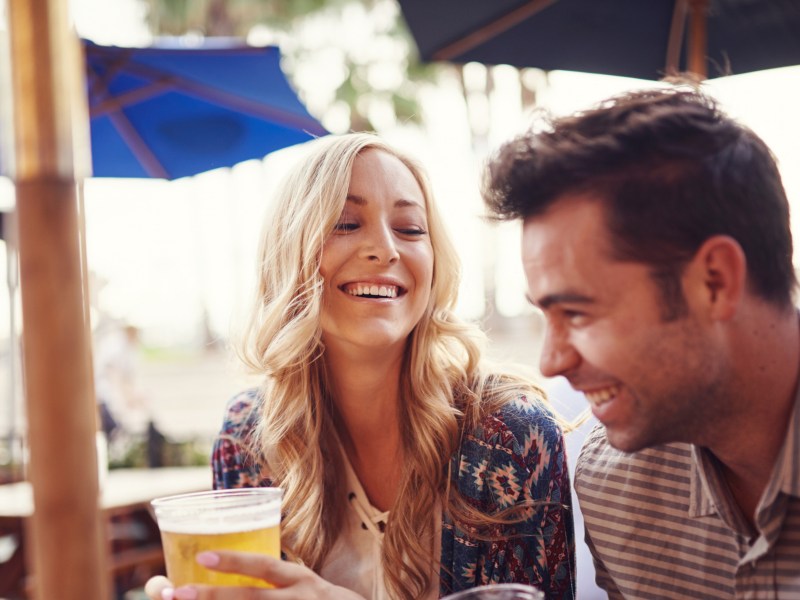Frau und Mann trinken gemeinsam Bier auf erstem Date