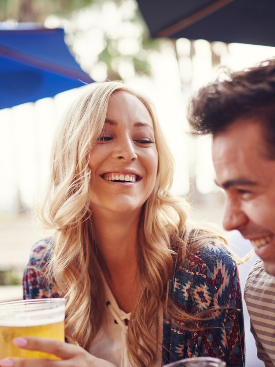 Erfolgreich flirten: So deutest du die Körpersprache deines Dates