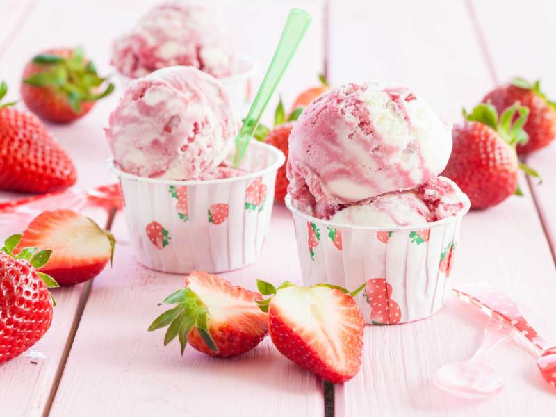 Milch-Speiseeis mit frischen Erdbeeren
