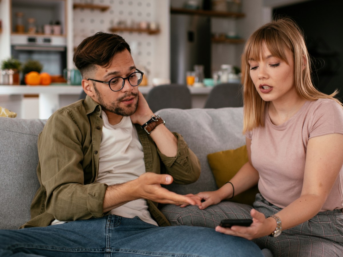 Frau und Mann auf der Couch die sich streiten