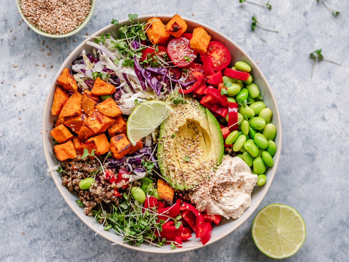 Bunte Bowl als Symbolbild für eiweißreiche rezepte