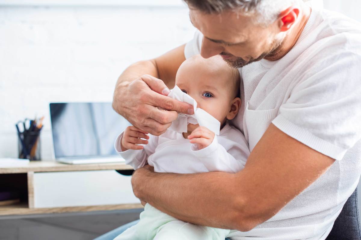 Nicht immer muss man mit seinem Baby zum Doc, wenn es kränkelt. Kleine Wehwehchen lassen sich auch mit Hausmitteln selbst behandeln.