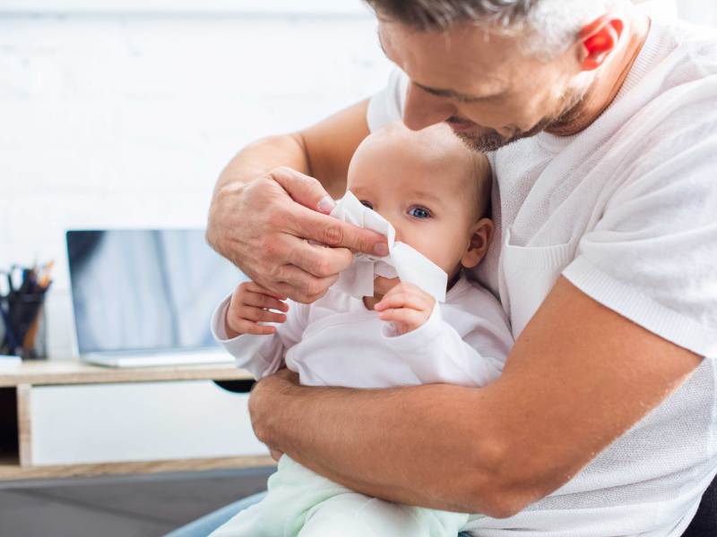 Nicht immer muss man mit seinem Baby zum Doc, wenn es kränkelt. Kleine Wehwehchen lassen sich auch mit Hausmitteln selbst behandeln.