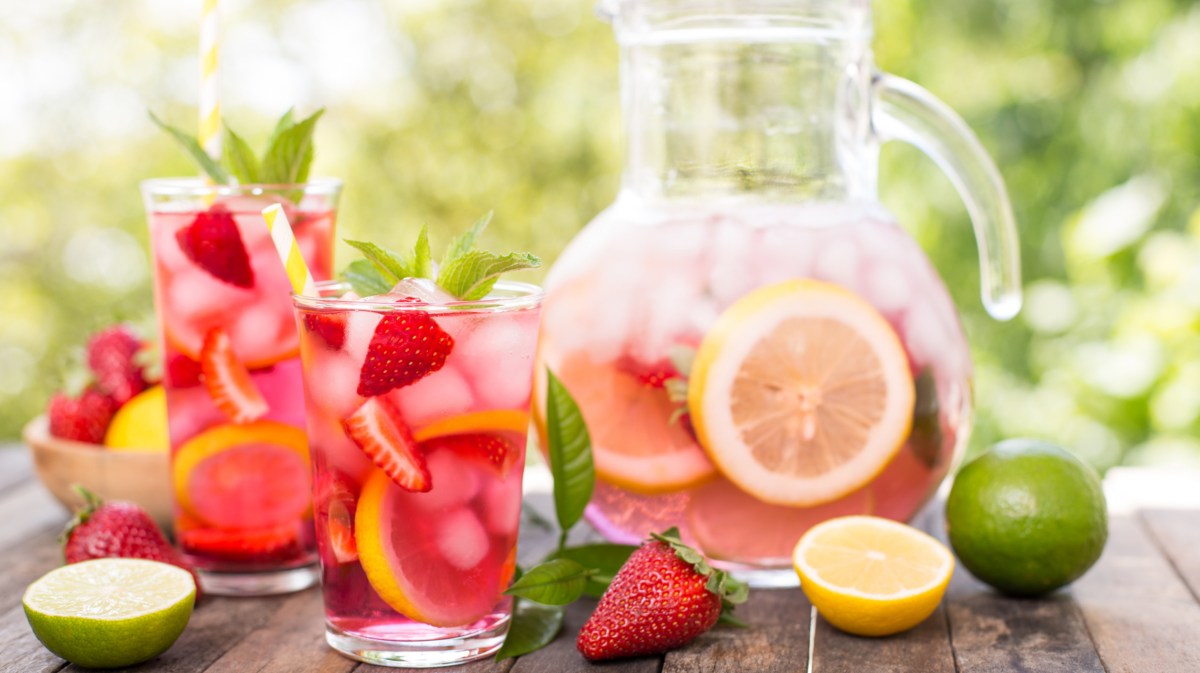 Limonade mit Erdbeere und Minze auf Holztisch.