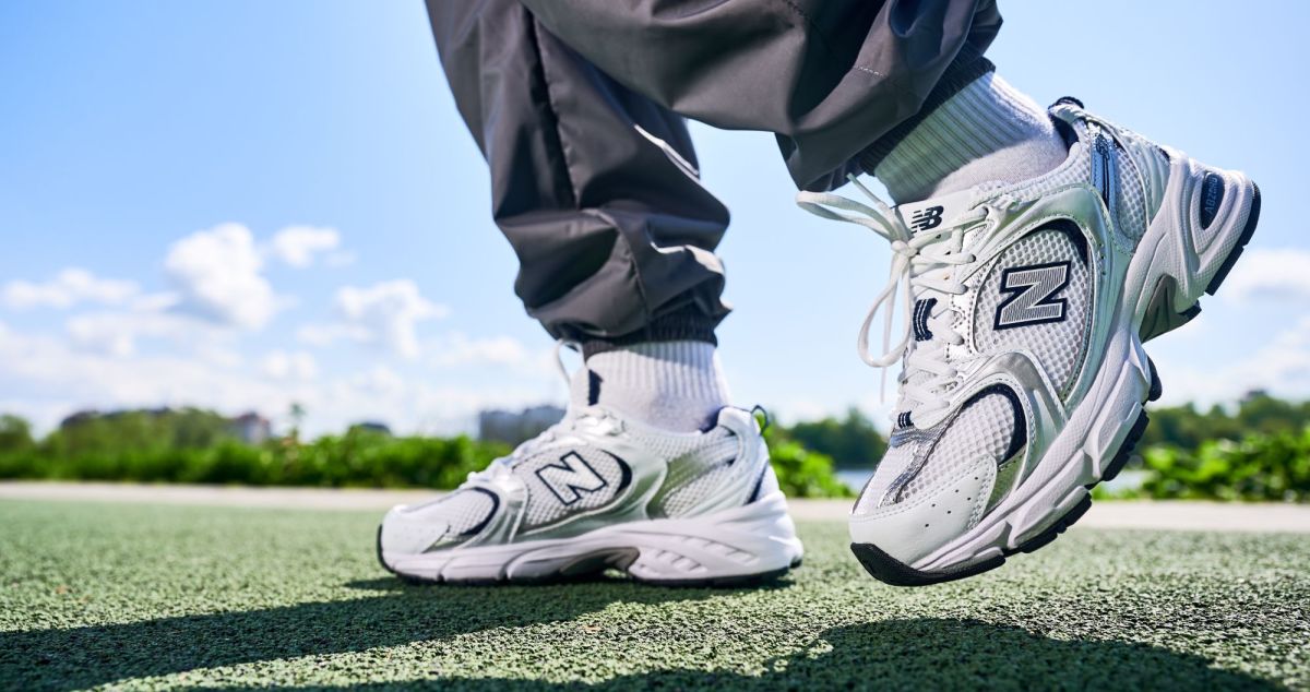 Sneaker von New Balance auf Wiese