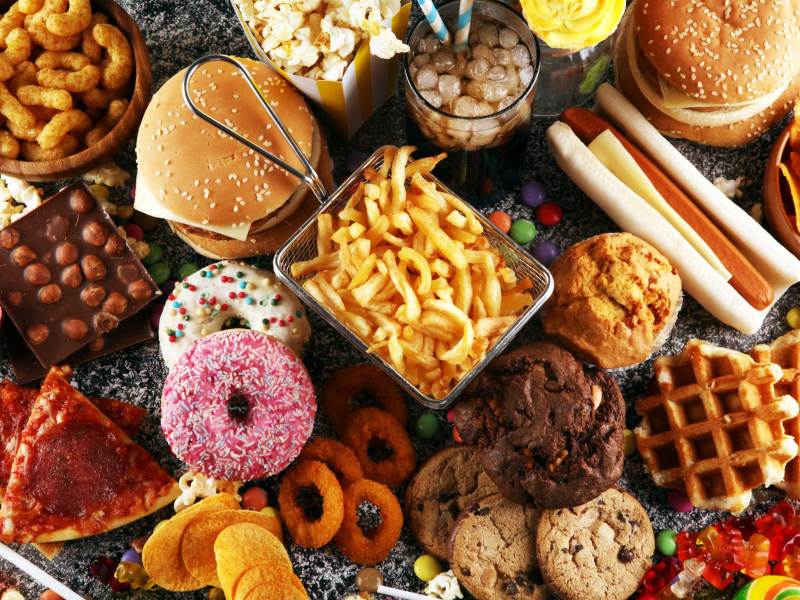 Ungesunde Lebensmittel. Lebensmittel, die Zucker und Fett enthalten sind schlecht für Figur, Haut, Herz und Zähne sind.