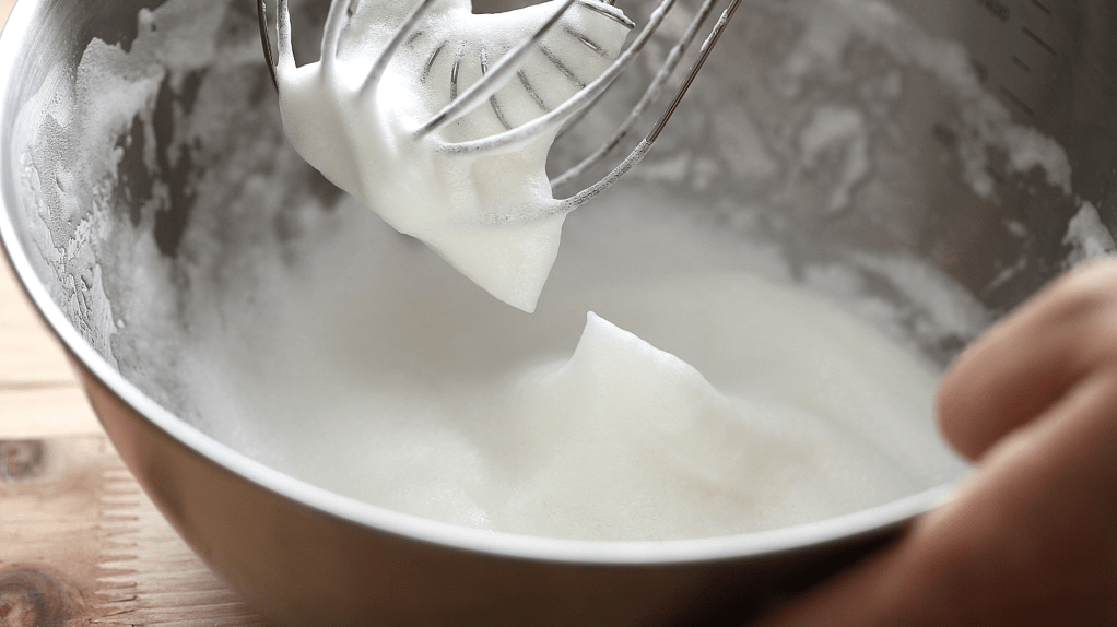 Person schlägt Eiweiß zu Eischnee