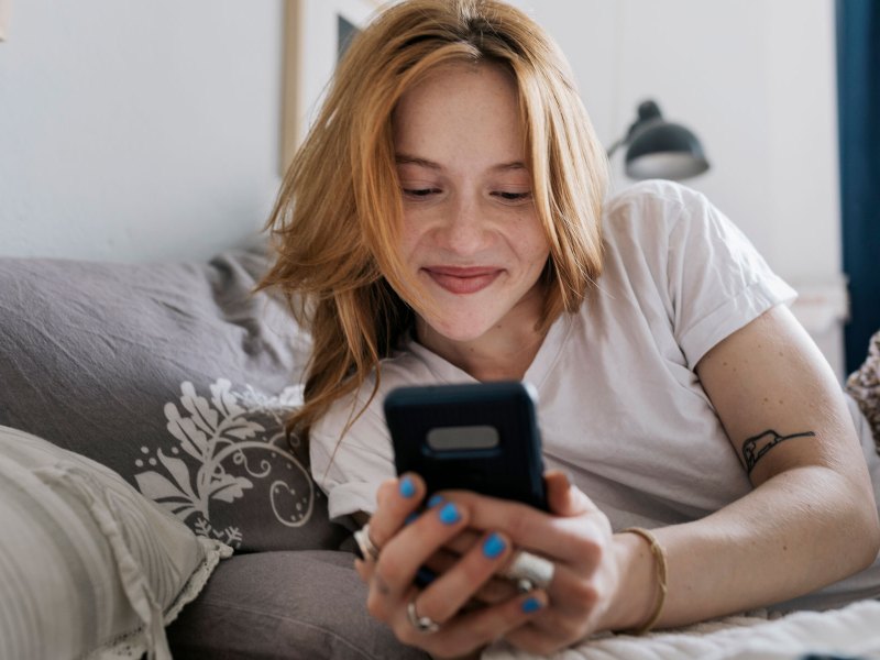 Frau mit einem Smartphone