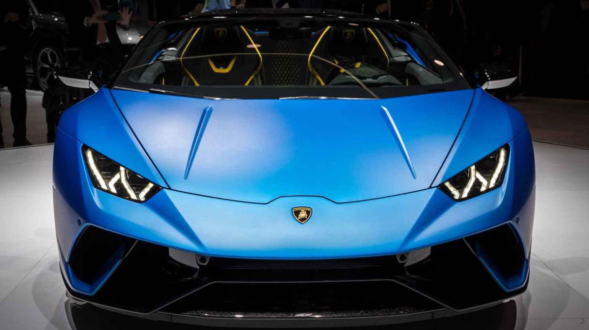 Front eines blauen Lamborghinis.