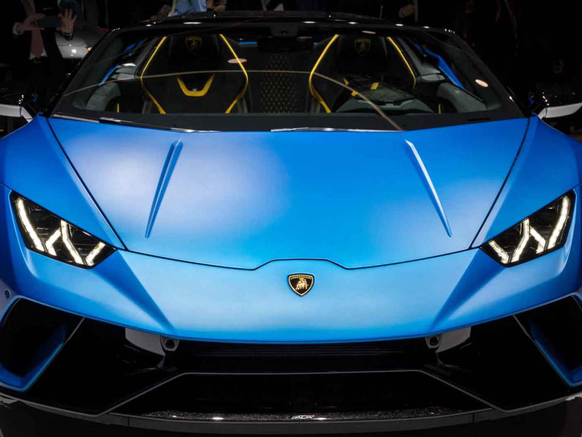 Front eines blauen Lamborghinis.