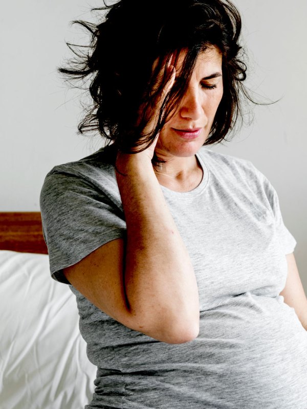 Kopfschmerzen in der Schwangerschaft: Ursachen, Tipps und Hausmittel