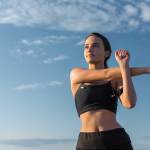 Athletische Frau dehnt sich nach dem Sport