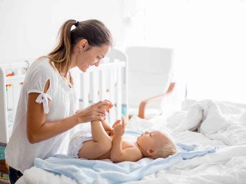 Eltern sprechen den lieben langen Tag mit ihrem Baby. Und das ist auch genau richtig so.