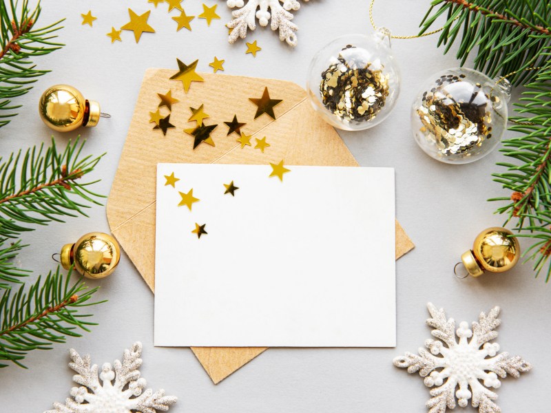 Ein Umschlag mit Gutscheinkarte und weihnachtlicher Dekoration