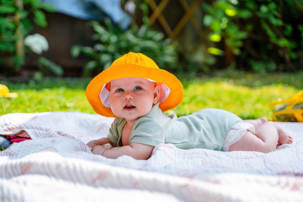 Babys können ihre Körpertemperatur noch nicht richtig regulieren. Damit ihnen der Sommer nicht zu heiß wird, müssen Mama und Papa Folgendes beachten.
