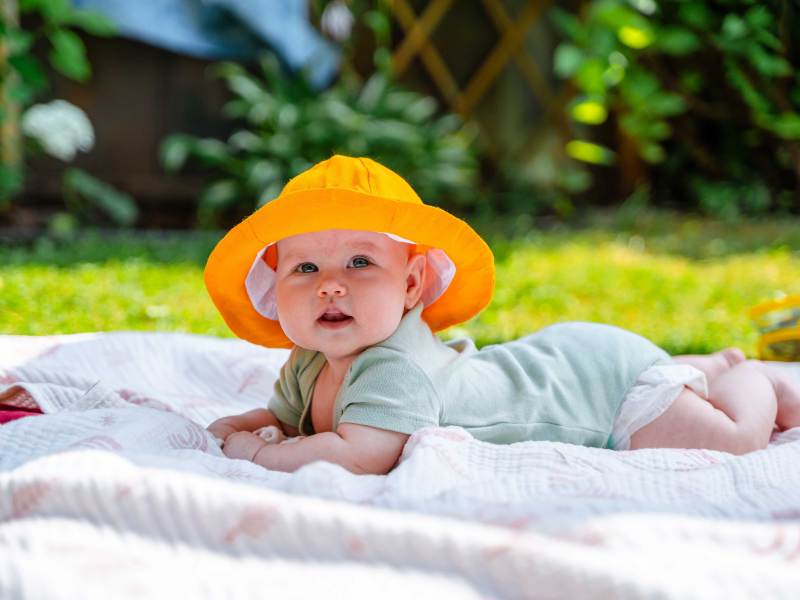 Babys können ihre Körpertemperatur noch nicht richtig regulieren. Damit ihnen der Sommer nicht zu heiß wird, müssen Mama und Papa Folgendes beachten.