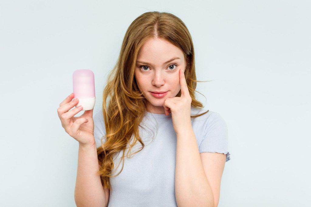 Deo mit dezentem Duft sind wirksamer Junge Frau mit Deodorant.