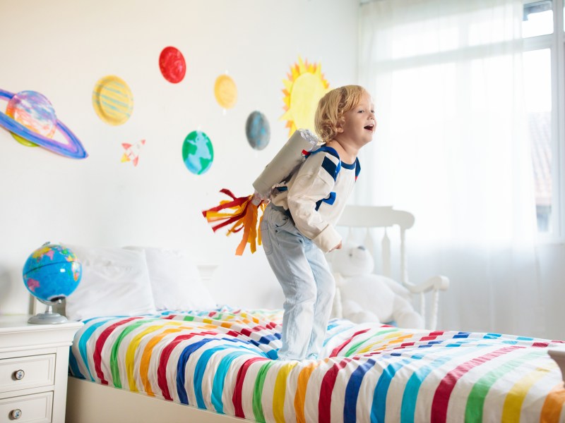 Mit der richtigen Motivation schafft jedes Kind den Schritt aus dem Elternbett ins eigene Kinderbett.