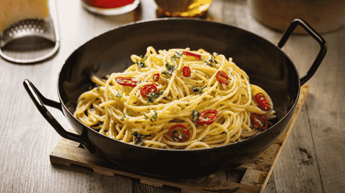 Gusseisenpfanne mit Spaghetti Aglio e Olio.