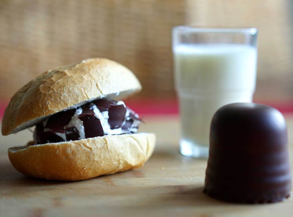 Kalorienarme Süßigkeiten Schokokussbrötchen und Milch im Glas
