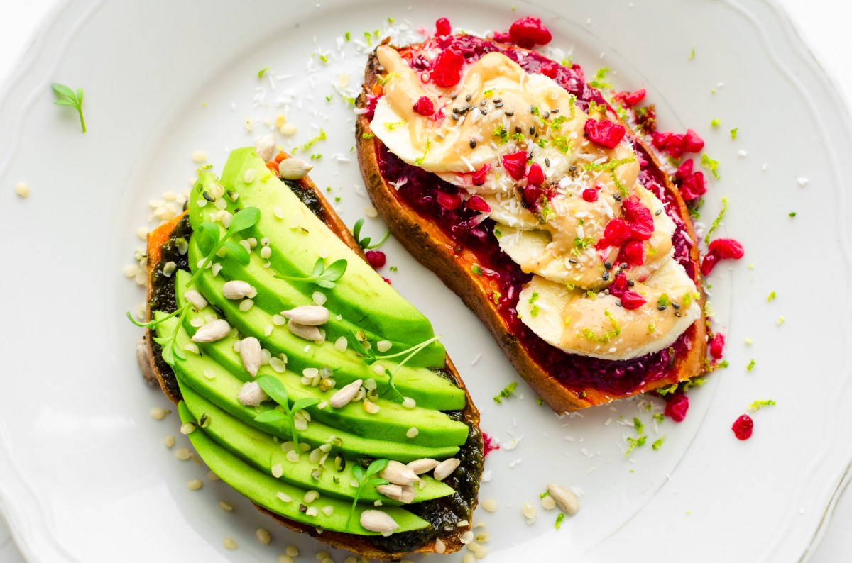 Zwei Scheiben Süßkartoffel-Toast, links mit Avocadoscheiben, rechts mit Banane und Marmelade