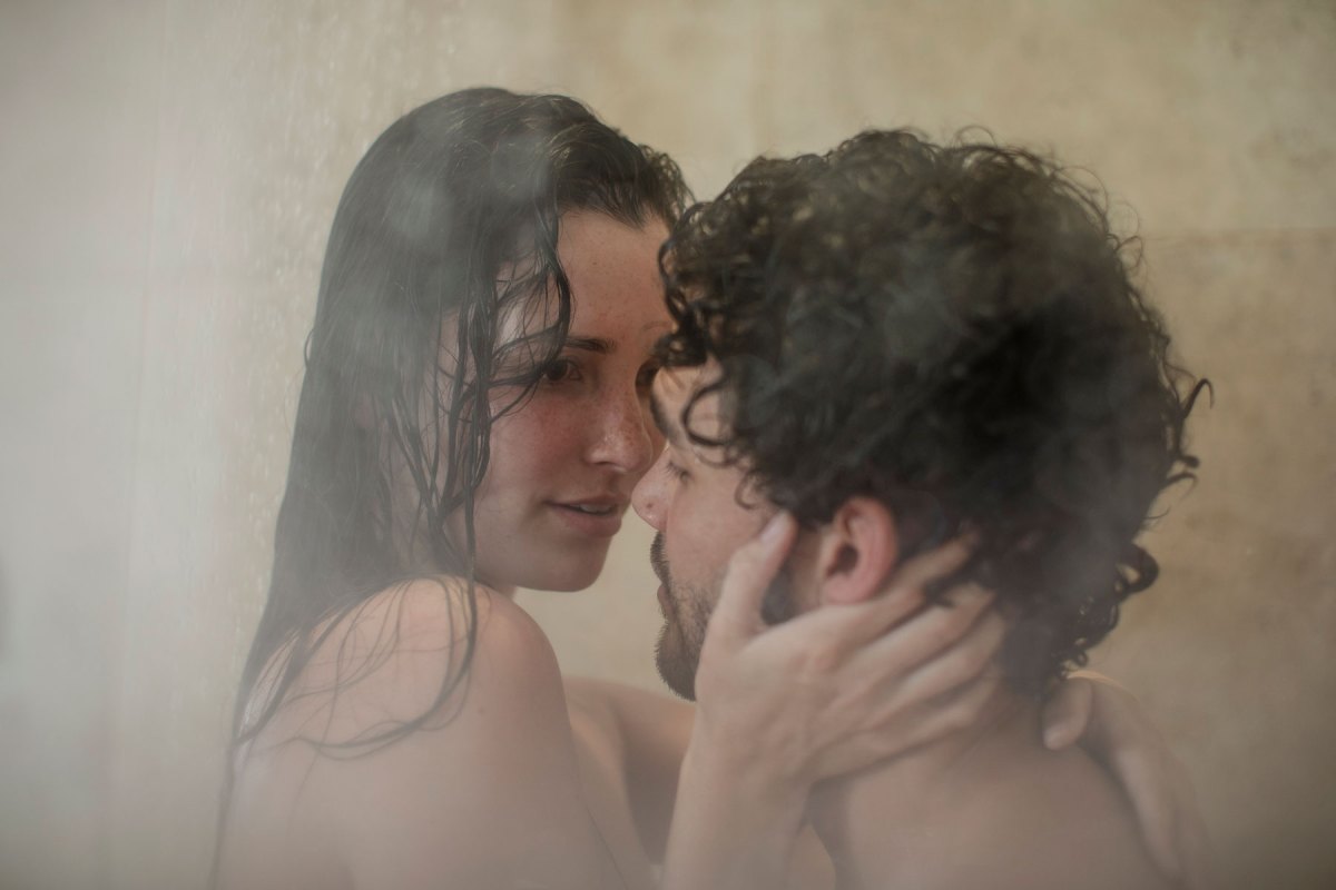 Paar küsst sich unter der Dusche