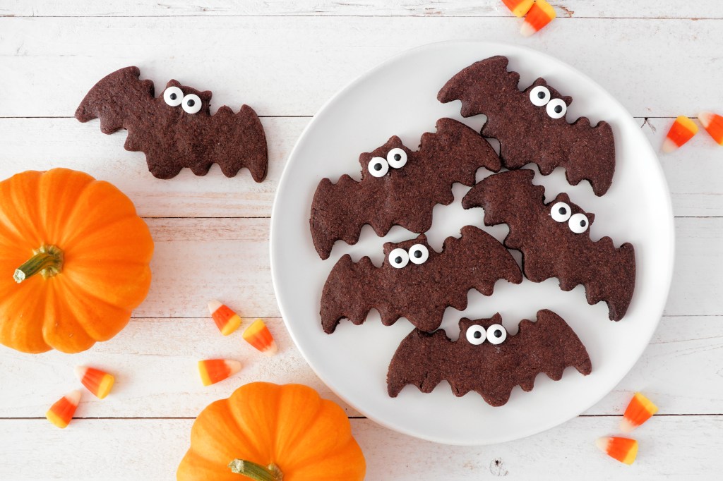 Kekse in Fledermaus-Form für Halloween.