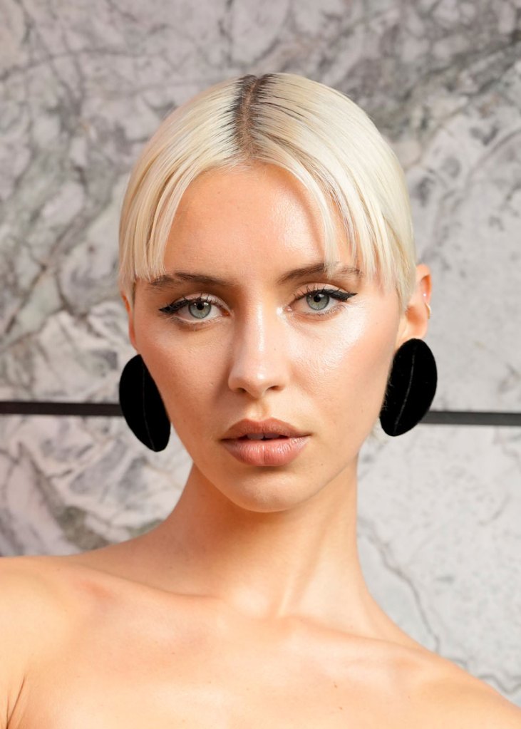 Model Iris Law mit hellblonden Haaren 