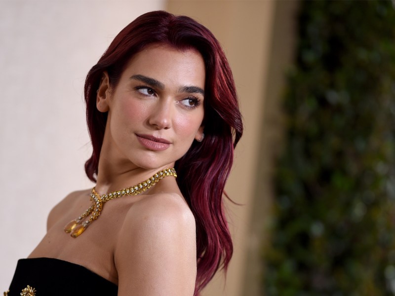 Dua Lipa bei den Golden Globes mit langer, rot gefärbter Wallemähne