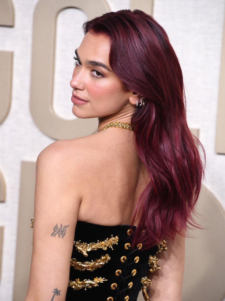 Dua Lipa bei den Golden Globes mit dunkelroten Haaren