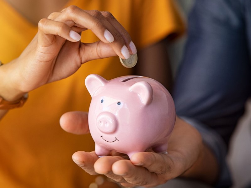 Paar hält ein Sparschwein in der Hand