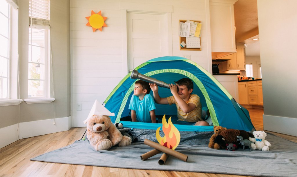 Zwei Kinder in einem Zelt im Kinderzimmer