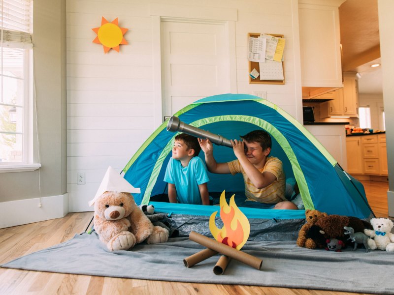 Zwei Kinder in einem Zelt im Kinderzimmer