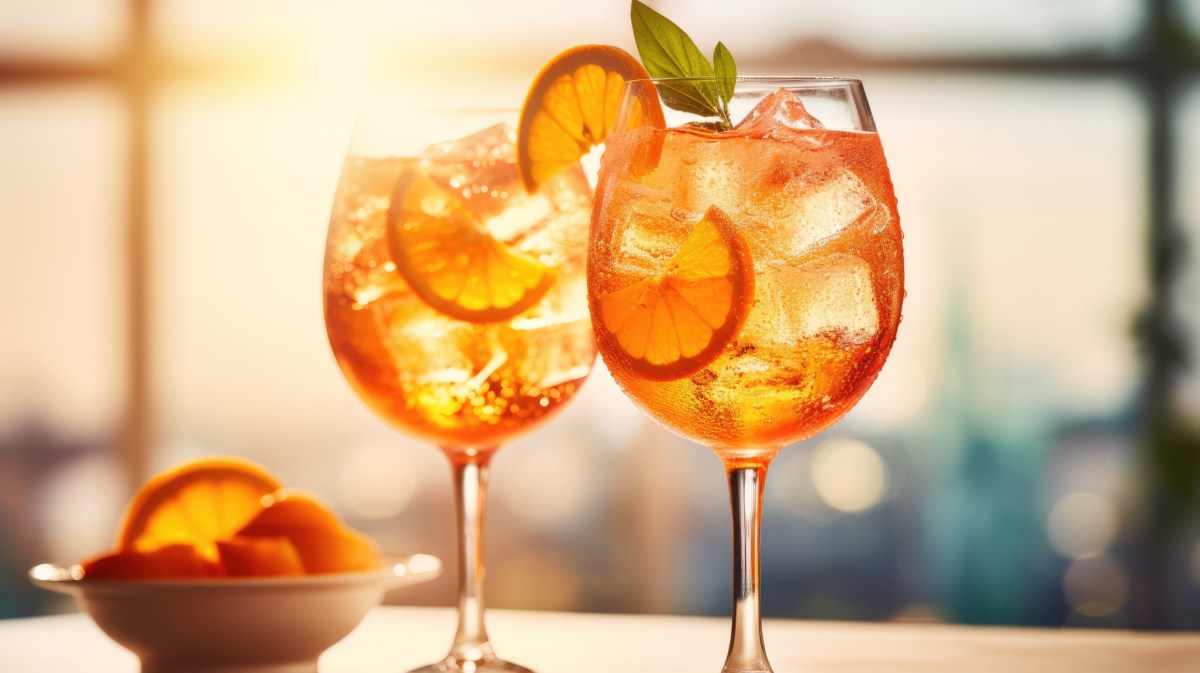 Aperol Spritz mit Limoncello in Gläsern