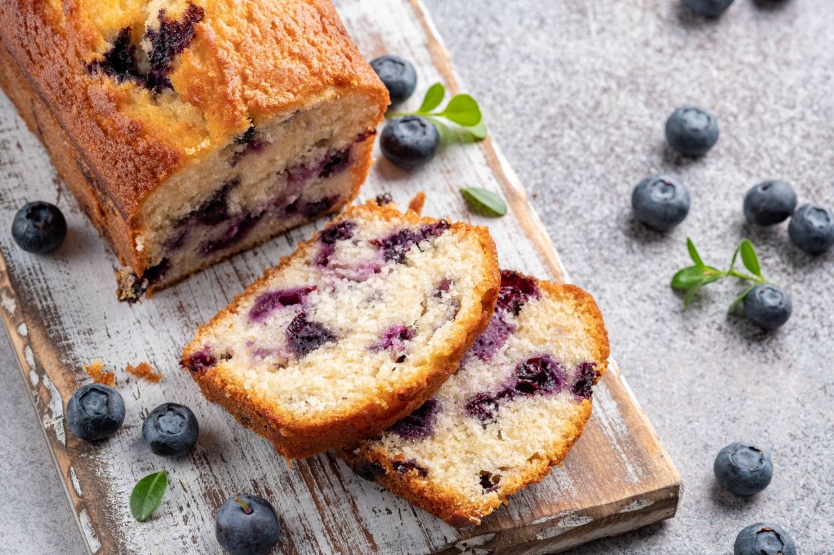 Heidelbeer Joghurt Kuchen im Anschnitt garniert mit Blaubeeren