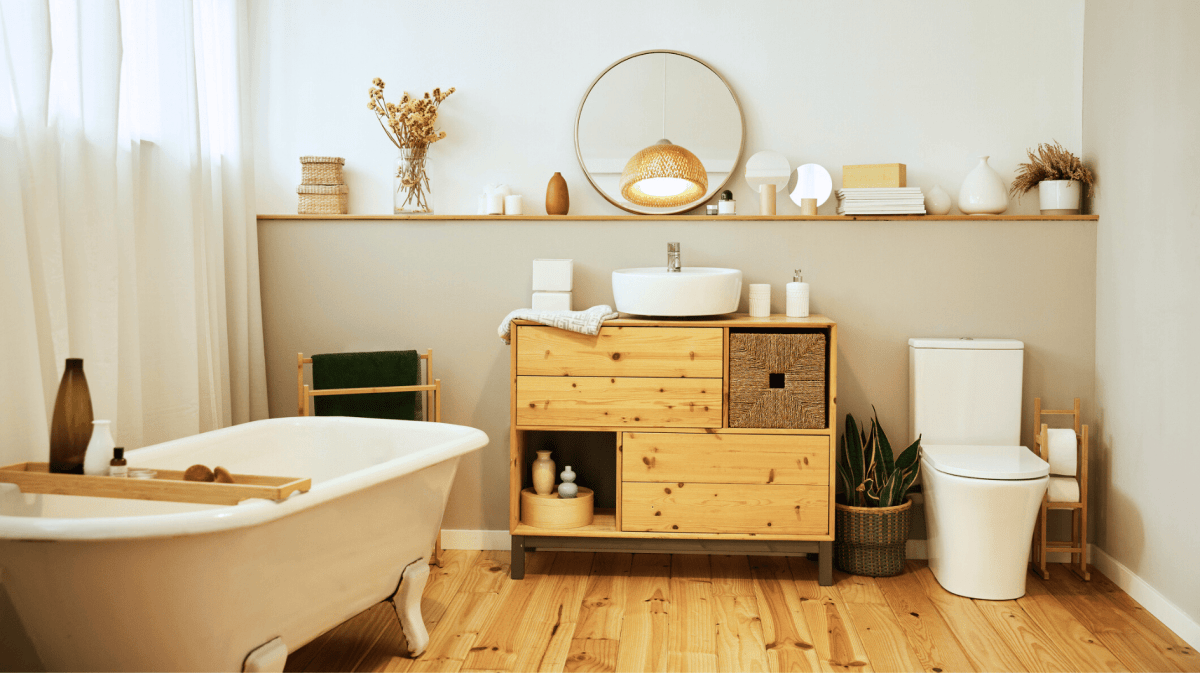 Gemütliches Badezimmer mit Holzmöbeln.