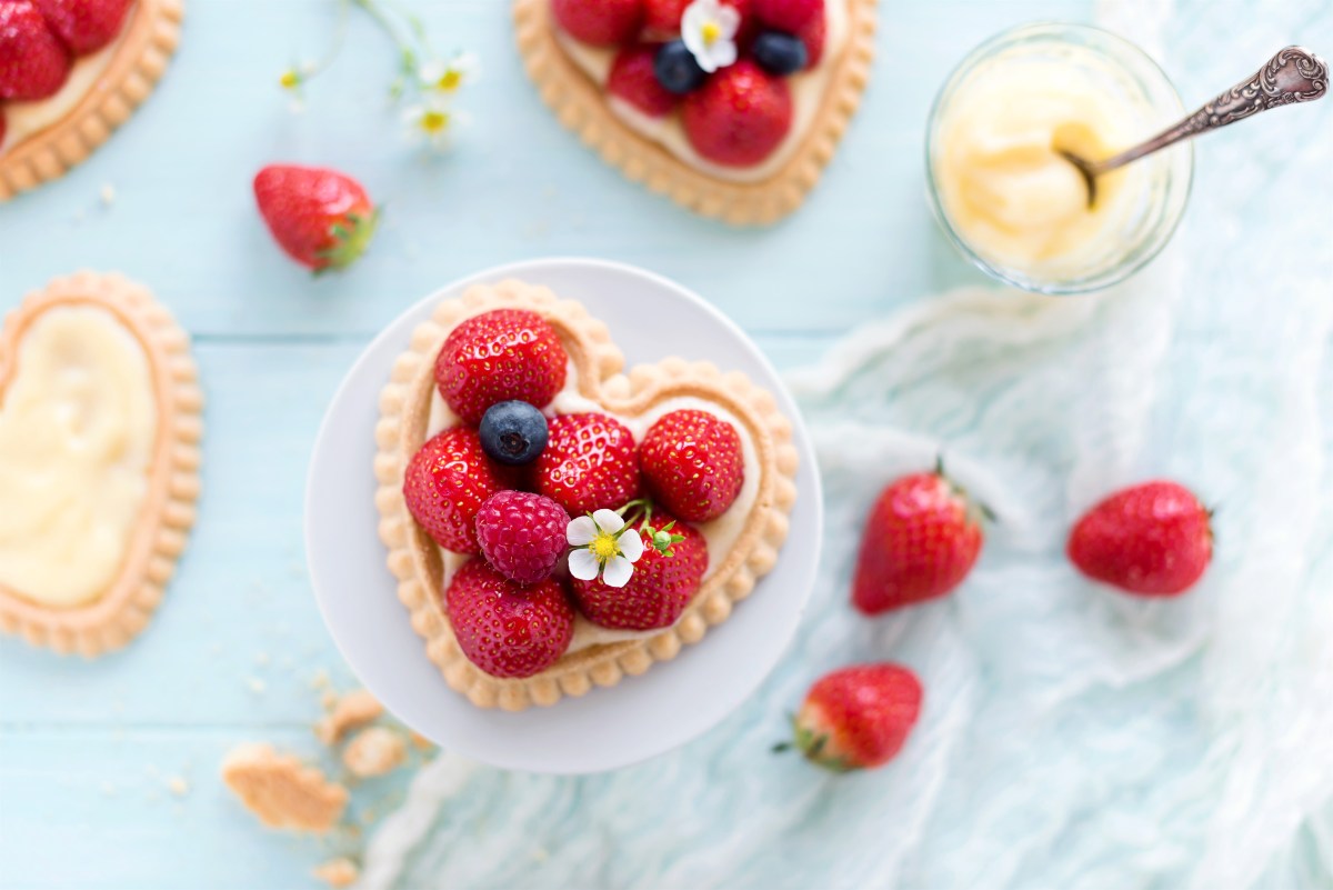 Herzförmige Erdbeertartelettes