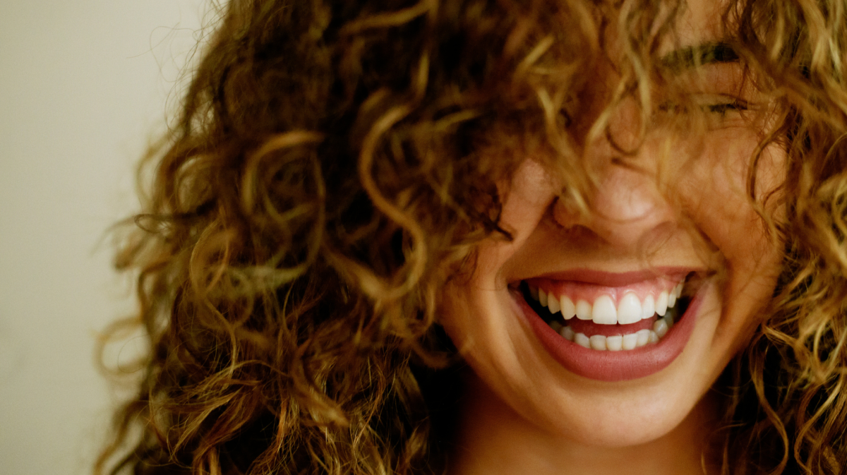 Nahaufnahme von Frau mit Locken.