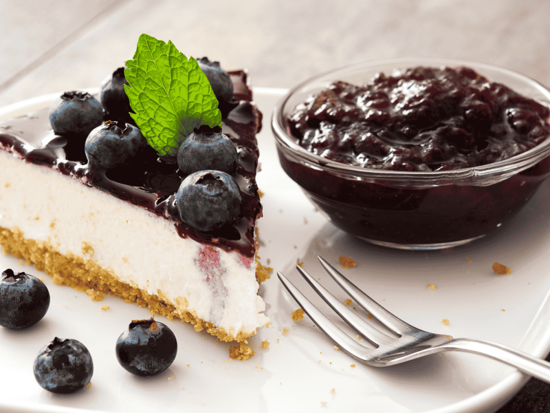 Blueberry Cheesecake auf einem weißen Teller.