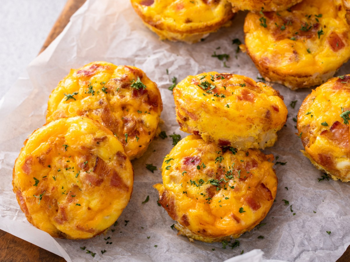 Pizza Muffins mit Joghurt, Käse und Schinken: Deftig, würzig, gut!