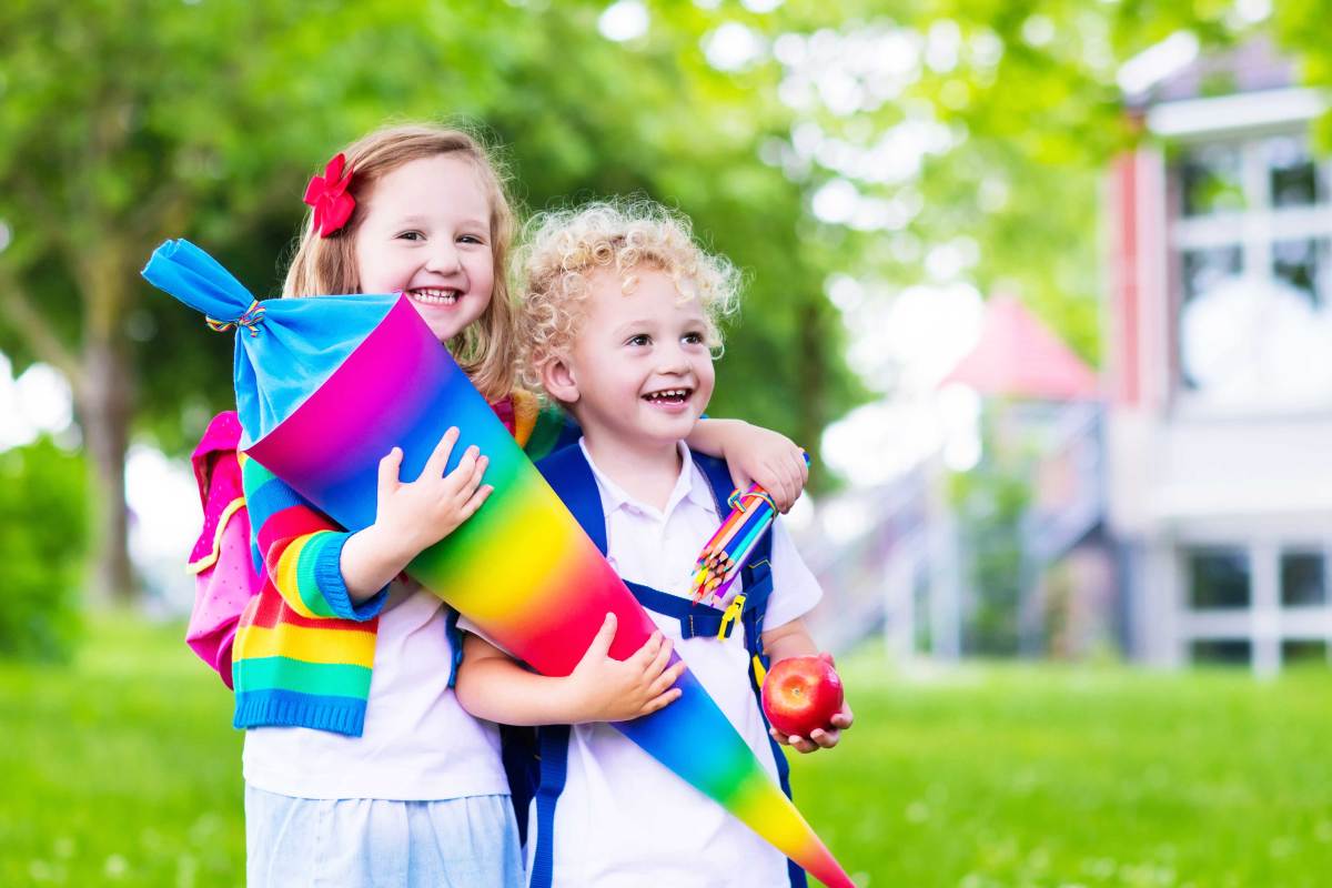 Macht den ersten Schultag eures Kindes noch ein bisschen besonderer und schenkt ihm selbstgebastelte Einschulungsgeschenke.