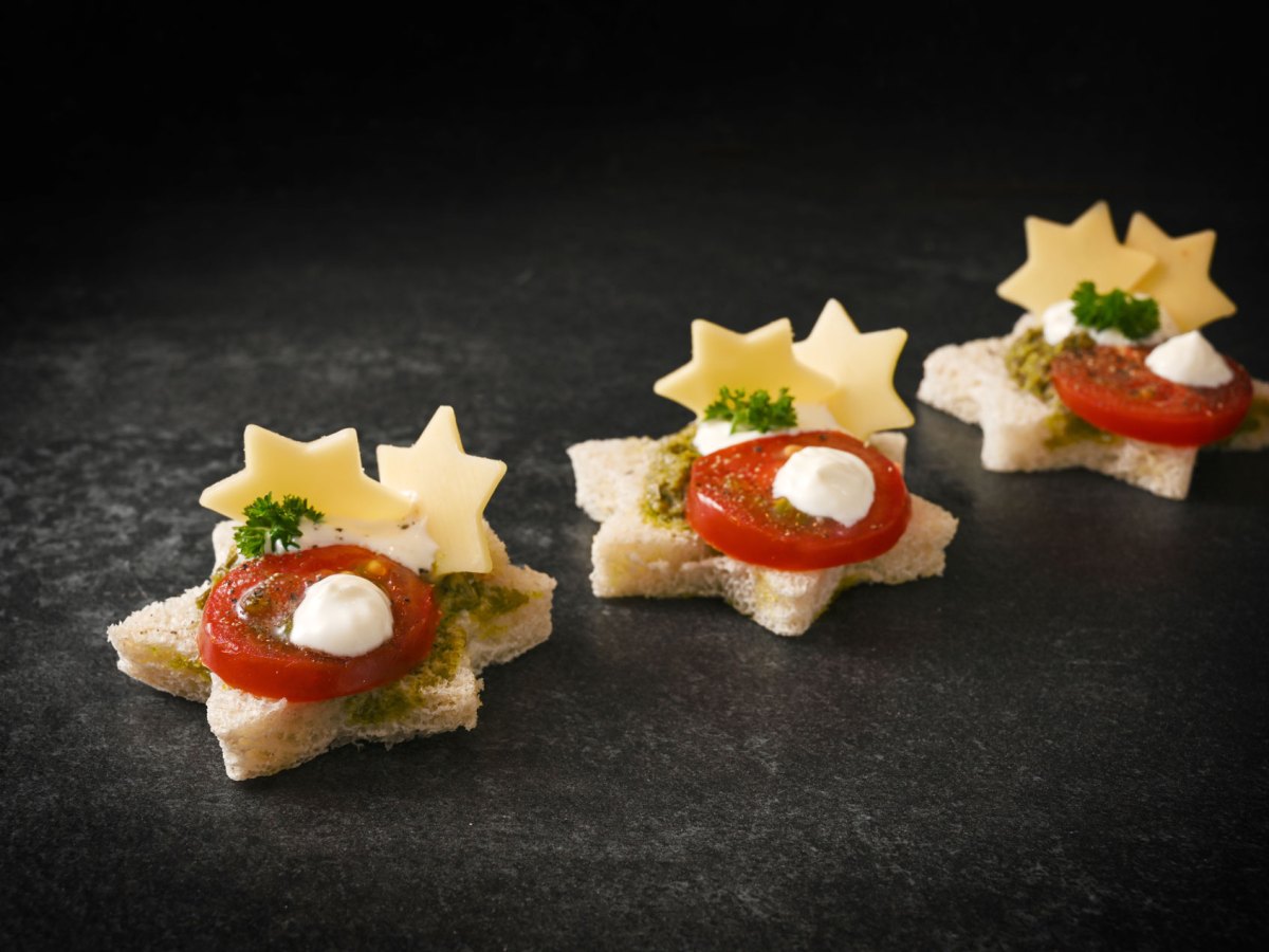 Toast mit Tomate und Käse in Sternenform ausgestanzt.